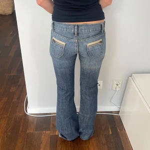 Jeans med snygga backfickor - Jeans, för små för tjejen på bilden