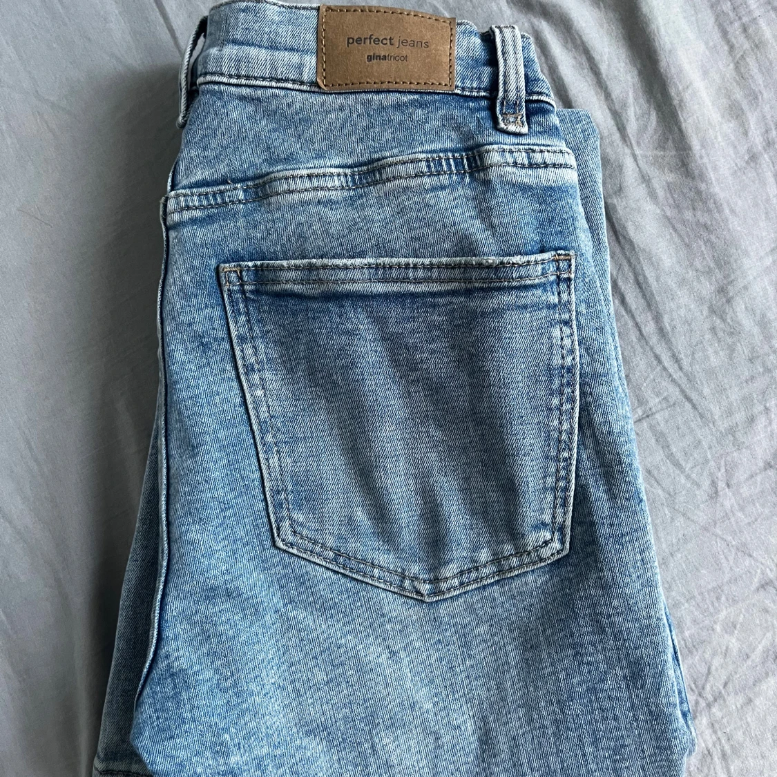 Blå bootcut jeans från Gina Tricot