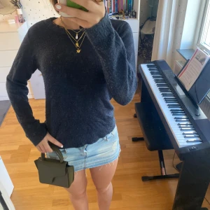 Mörk blå stikad tröja!  - Säljer en skit snygg stilad tröja så passar till allt! 