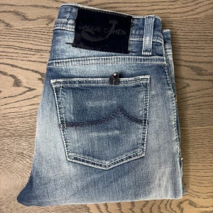Jacob Cohen jeans 688 - Säljer dessa väldigt snygga Jacob Cohen jeans 688 i storlek 31🔥dessa jeans kostar ≈5000kr+ i butik men på style supply 999kr. Har du några funderingar eller vill ha mått så är det bara och kontakta😊