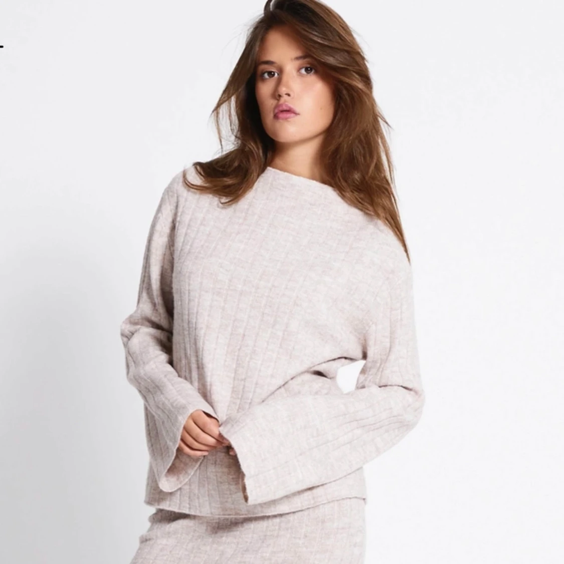 Beige ribbad stickad topp