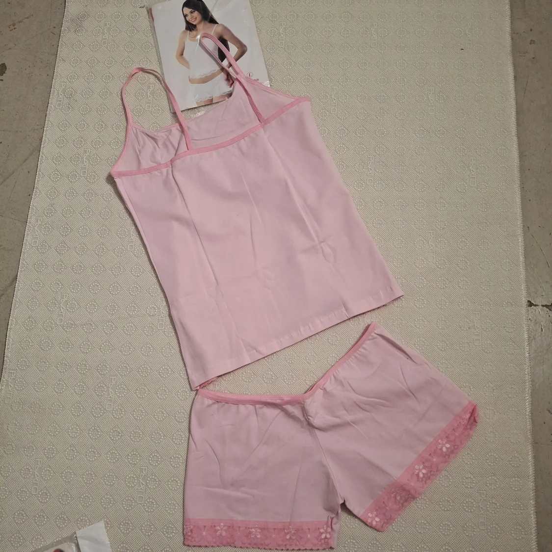 Ljusrosa pyjamasshorts med spetskant - 1