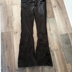Svarta bootcut byxor - Svarta byxor med bootcut-snitt och klassisk femficksdesign. Byxorna har normal passform och är tillverkade i ett mjukt bomullsmaterial med lite stretch. Perfekta för dig som gillar en tidlös och avslappnad stil.