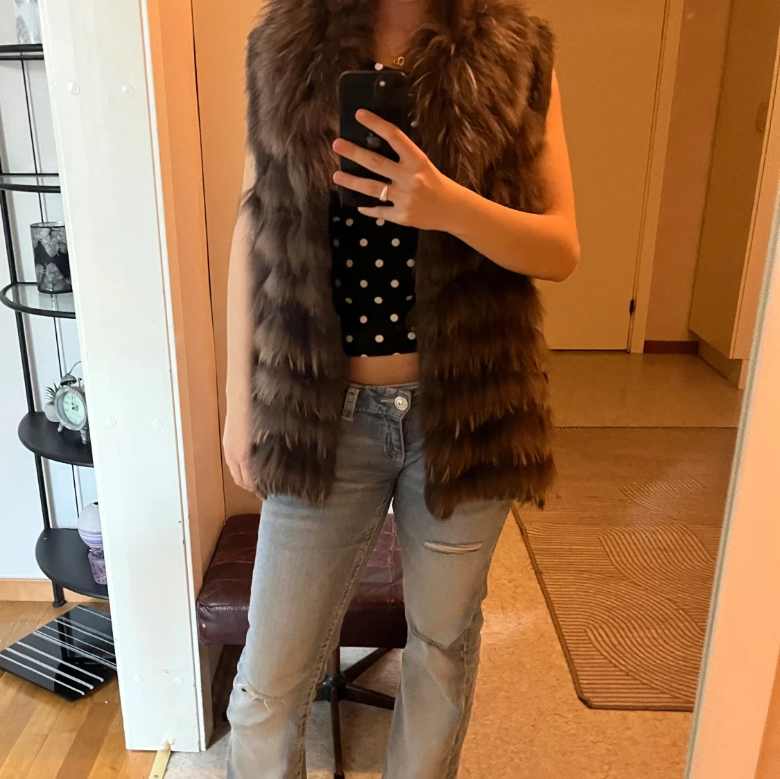 Brun lång pälsväst med fluffig krage