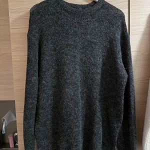 Mörkgrå stickad tröja från lager 157 - Mörkgrå stickad tröja från Lager 175. Använd ett fåtal gånger och aldrig tvättad