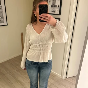 Vit blus - Superfin vit blus med v-ringning, smockad midja och vida ärmar💗