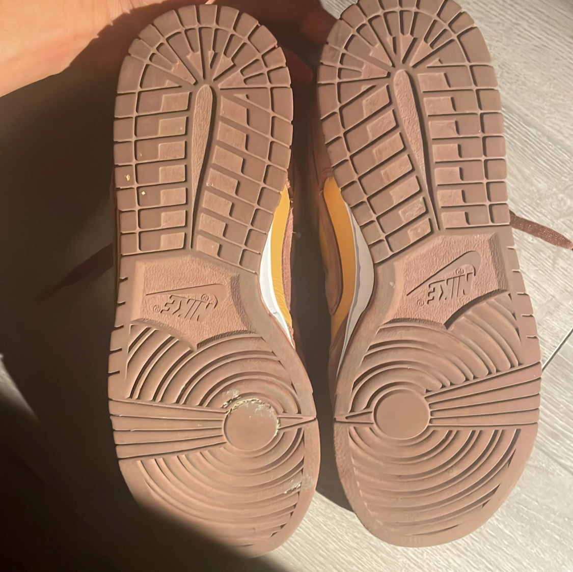 Nike Dunk Low i brunt och gult - 3