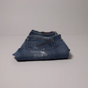 Dondup George  - Dondup George // Slim Fit // Storlek: 33 Mått: Midja: 39 cm, Innerben: 70 cm, Benlängd, 93 cm Nypris: 3399:-  Vårt pris: 599:- Hojta gärna vid frågor – vi svarar dig alltid snabbt med ett trevligt bemötande. Allt gott, /Team Trovata 