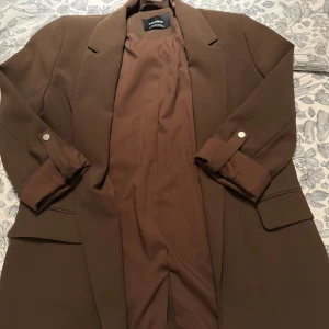 Kavaj från pull & bear - Jätte fin kavaj som kan användas på utekvällar, middagar och annat jätte bra skick 