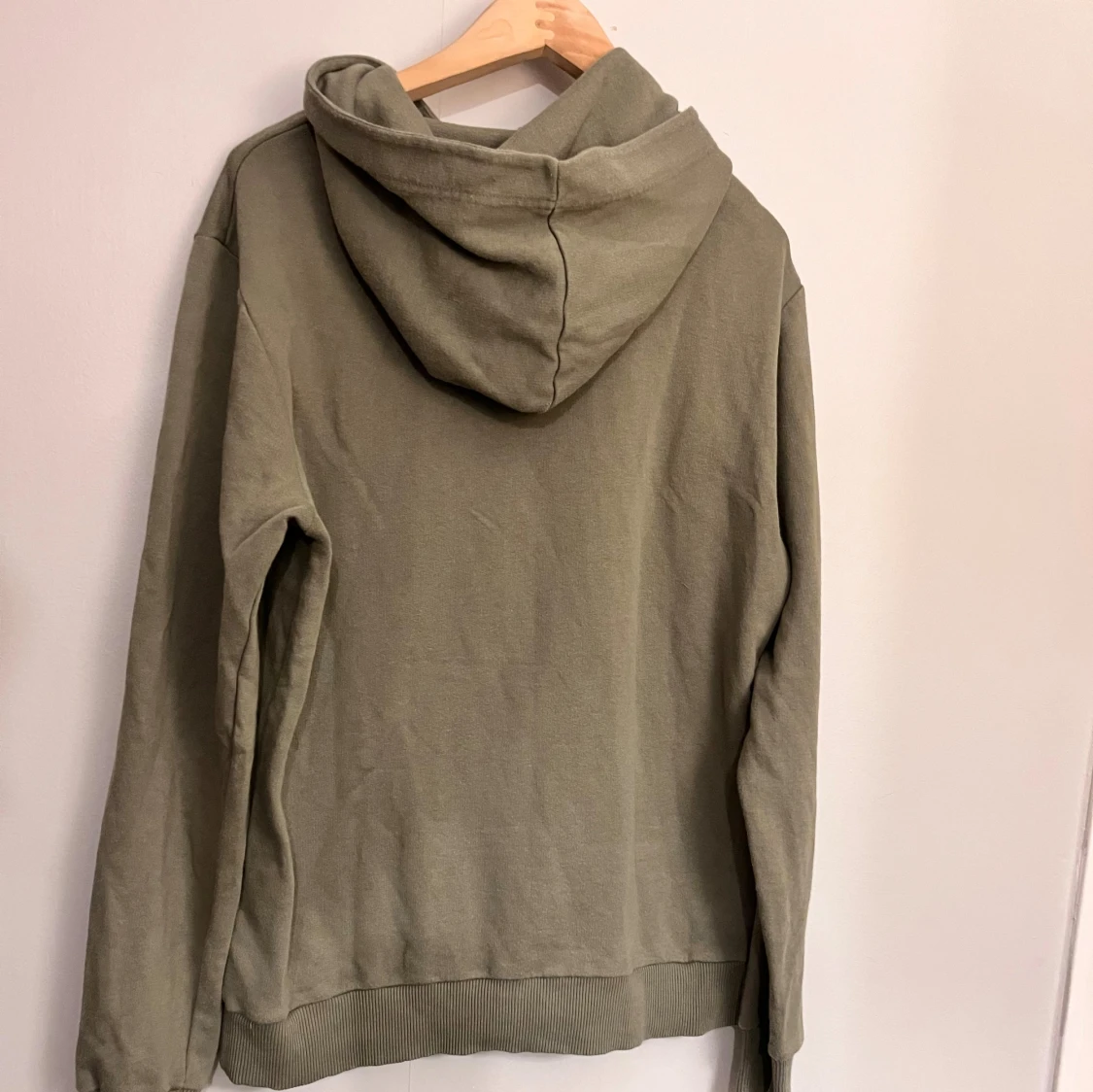 Olivgrön hoodie från Les Deux - 1