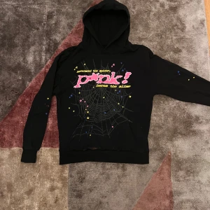 Sp5der hoodie - sp5der hoodie i väldigt fint skick finns ett par fläckar på den därav billigt pris, Passar väldigt bra nu till hösten. Bara att skriva vid minsta lilla fråga!!!