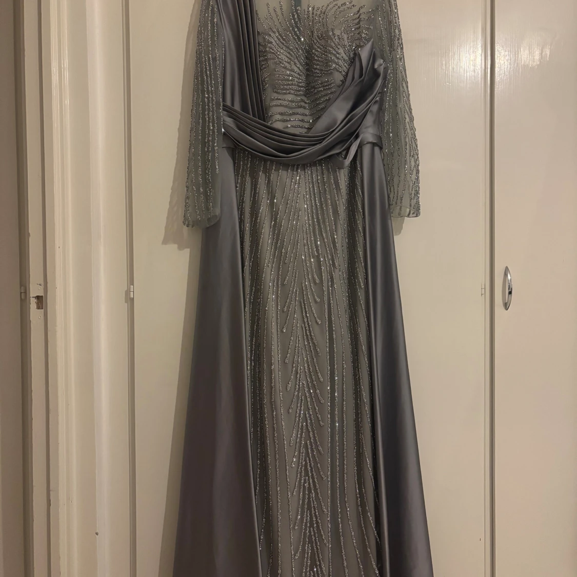 Lång glittrig silverklänning med mesh