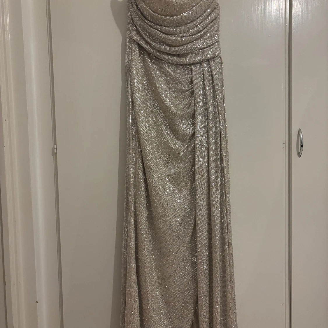 Glittrig långklänning i champagne