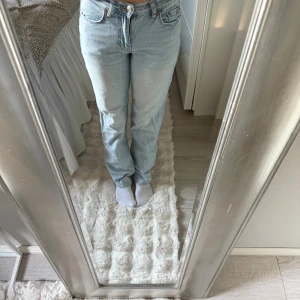 Ljusblå baggy/straight jeans från Gina tricot - Säljer ett par ljusblå jeans från Gina tricot i storlek 32. Jeansen har klassisk femficksdesign, raka ben och normal passform. De är tillverkade i jeansmaterial och har en snygg, enkel look som passar till det mesta.