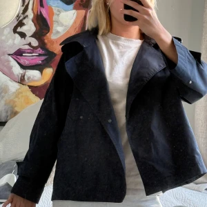 Marinblå trenchcoat från Massimo Dutti - Säljer en marinblå trenchcoat från Massimo Dutti i storlek XS, men skulle säga att det mer är en S!