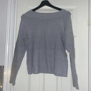 Grå stickad tröja från Vero Moda - Mysig grå stickad tröja från Vero Moda i storlek XS. Tröjan har en klassisk rund halsringning