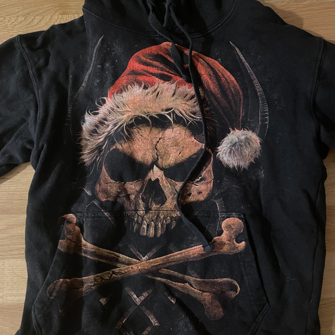 Svart hoodie med dödskalle och tomteluva - 1