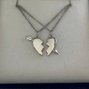 Maria Nilsdotter ”You and Me” inspirerat halsband - Aldrig använda, silverpläterade och tillverkade i rostfritt stål. Kedjornas längd är  40+5 cm och nickelfria. Om du har fler frågor, tveka inte att höra av dig 🤗