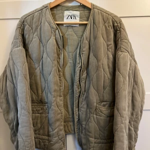 Quiltad grön jacka från Zara - Quiltad grön jacka från Zara, jätte jätte fin nu inför hösten!! 