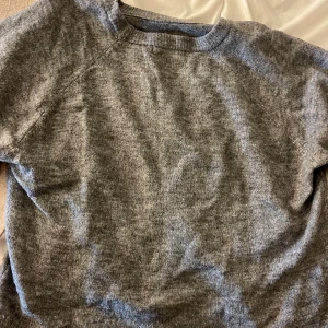 Grå stickad tröja med korta ärmar - Mysig grå stickad tröja med rund halsringning och kort ärmar💞perfekt till hösten 