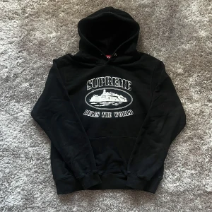 Supreme x Corteiz hoodie - Säljer nu min supreme hoodie som är i riktigt bra skick. Priset är inte hugget i sten och om du har övriga frågor är det bara o skriva