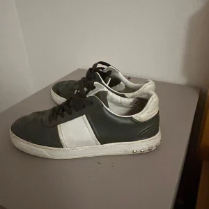 Oliv gröna valentino flycrews - Olivgröna läder valeting flycrews som tål vintersnö perfekt. Lite dåligt skick men går att göra riktigt fina med lite tvätt. Säljer pga vill köpa fc26. Använda förra vinter. Strl 39 men passar 40-40,5. Obs endast skor hänger med.