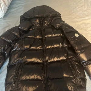 Moncler Maya  - Säljer min Moncler Maya jacka för att den används inte och i mycket gott skick kontakta för mer bilder eller frågor 