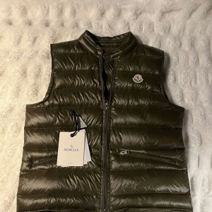 Moncler Gui Down väst  - Tjena! Säljer nu min moncler gui down väst. Då den är för liten, har den inte kommit till användning på senaste. Tag,lappar till västen finns med.Inga defekter. Storlek S. Kvitto finns ej kvar. Köpt på CareOfCarl för 6 499kr. 