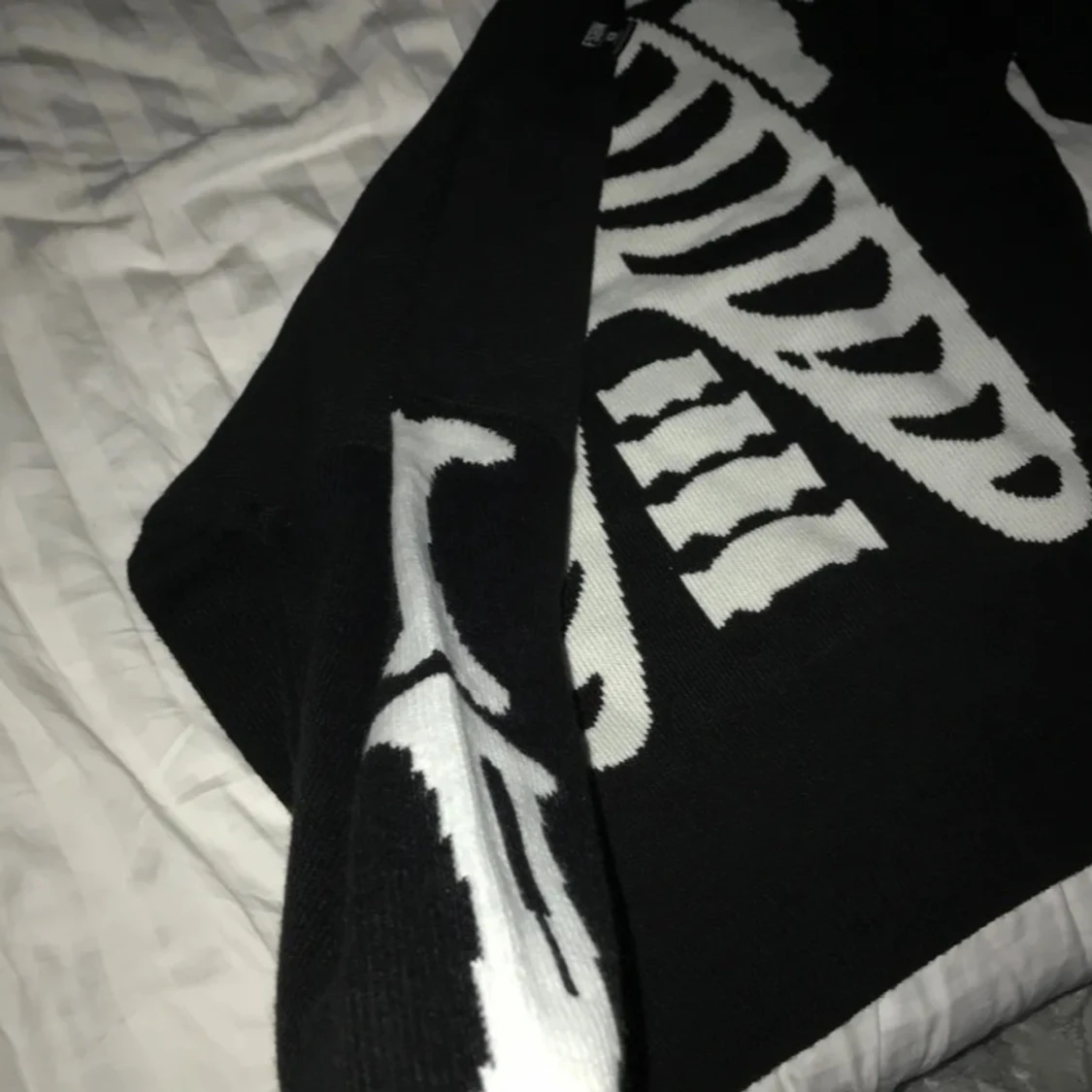 Sweatshirt med skellet tryck, aldrig använd - 2