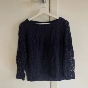 Marinblå spets topp - Marinblå spets topp i strl M/L. Bra skick!