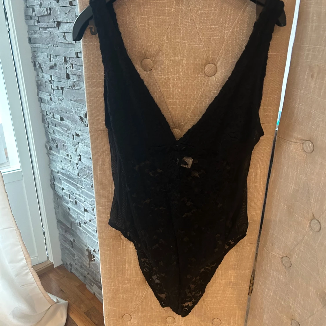 Svart spetsig linnetopp från Divided - 1