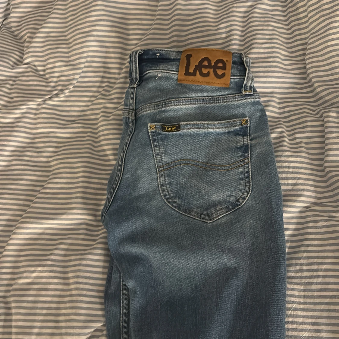 Blå jeans från Lee med klassisk passform - 1