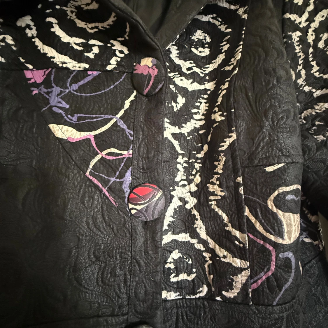 Mönstrad svart kappa från Franstyle - 2