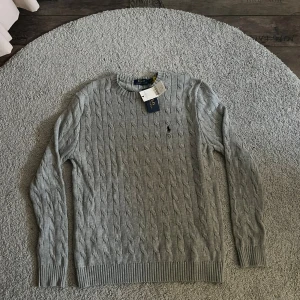 Ralph Lauren stickad tröja  - Riktigt stilig ralph Lauren stickad tröja. Strl S/M. Tagsen är dock borta. Skick 10/10! för mer info, priser, bilder eller diskuterande av priser så är det bara att höra av sig!😊