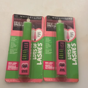 Maybelline Great Lash Lots of Lashes Mascara - Maybelline Great Lash Lots of Lashes Mascara i färgen Blackest Black. Ikonisk rosa tub med grön kork och svart text. Ger mycket volym utan klumpar tack vare den unika 'Great Little Grabber'-borsten. Innehåller 12,7 ml. Perfekt för dramatiska fransar. Helt oanvända båda två kvar i förpackning vill gärna bli av med båda två men vill du bara ha en funkar de också
