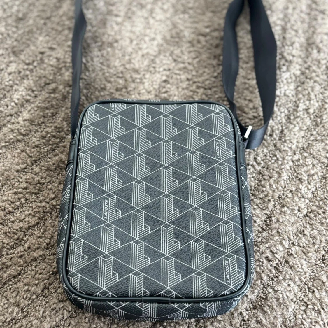 Svart axelväska från Lacoste - 1