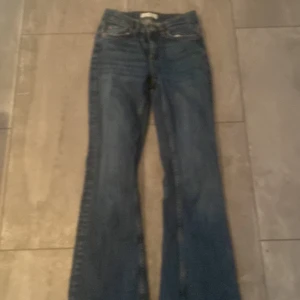 Blå bootcut jeans perfekt jeans från Gina! - Snygga blå jeans perfect jeans ifrån fina tricot! i klassisk bootcut-modell. Jeansen har normal passform och är tillverkade i ett tåligt denimtyg. Perfekta för dig som gillar en tidlös look med lite utsvängda ben.