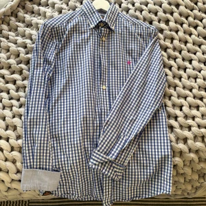 Rutig Morris Skjorta - Vit och blå rutig Morris skjorta, sitter som S eller XS. Använd men som ny! 