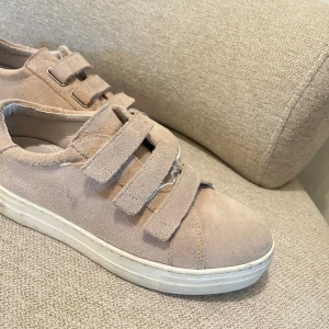 sneakers från J.Lindeberg, strl 37 - säljer dessa skor från J.Lindeberg i storlek 37, jätte sköna och söta i den gammel rosa färgen💗