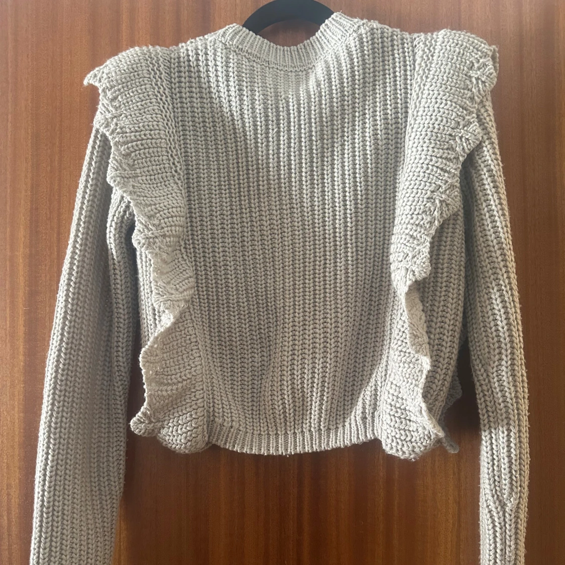 Grå stickad volangtröja från NA-KD - 1
