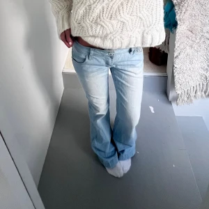Low waist bootcut ljusblå 🩵 - Jätte fina byxor köpte här på Vinted för ett tag sedan och när de köptes var de helt nya med lappen kvar. Märket är SCD style clash. Midjemått rakt över är 40 men de sitter på höften ej midjan. Innerbenslängden är 83-84 cm ❤️ hör av er för frågor