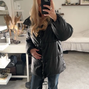 Svart puffar jacka  - En svart puffer jacka i fakeläder. Den är tjock och lite längre så att man slipper frysa! Den har inga defekter och i superbra skick😊 orginalpris 850 