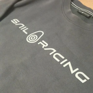 Sail Racing tröja - Mörkgrå tröja från Sail Racing, sjukt snygg! Passar superbra till jeans i nästan alla färger, exempel är: grå, blå, vit, svart. Tröjan har rund halsringning och är väldigt skön.