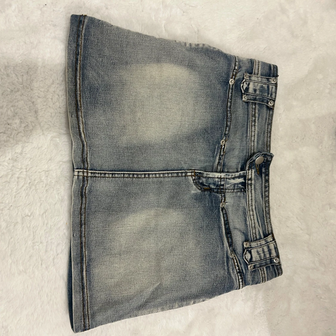 Blå jeanskjol med fickdetaljer