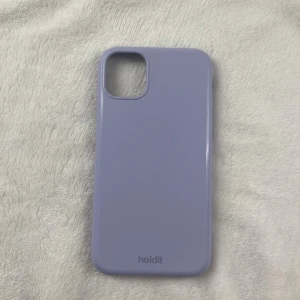 Holdit mobilskal för iPhone 11 - Lila/lavender Holdit-skal för iPhone 11. Skalet är i gott skick och knappt använt, insidan har ett stötdämpande mönster.  Nypris: 199kr, nuvarande pris: 75kr