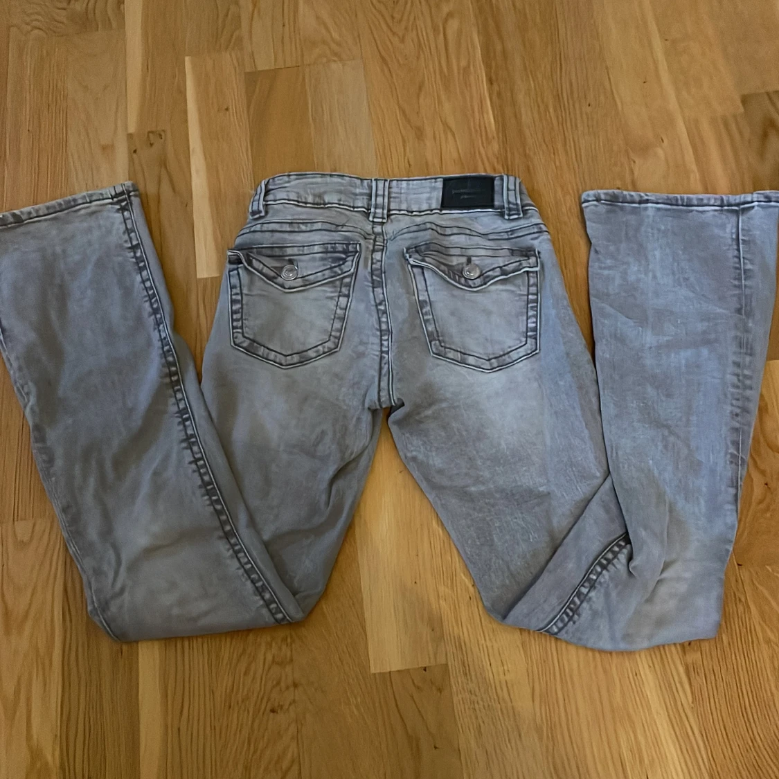 Grå bootcut jeans från Perfect Jeans