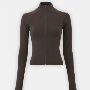 Brun zip-jacka/yogajacka från Gina Tricot  - Tight, brun yoga-jacka/zip-jacka från Gina Tricot i storlek L. Köpte här på plick men den var tyvärr för stor.