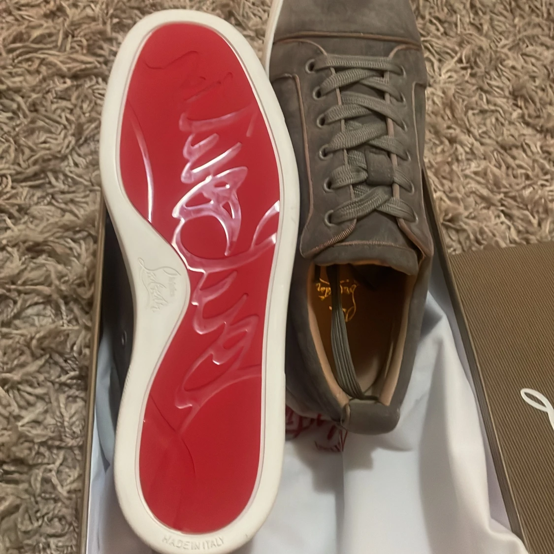 Grå mockasneakers från Louboutin - 1