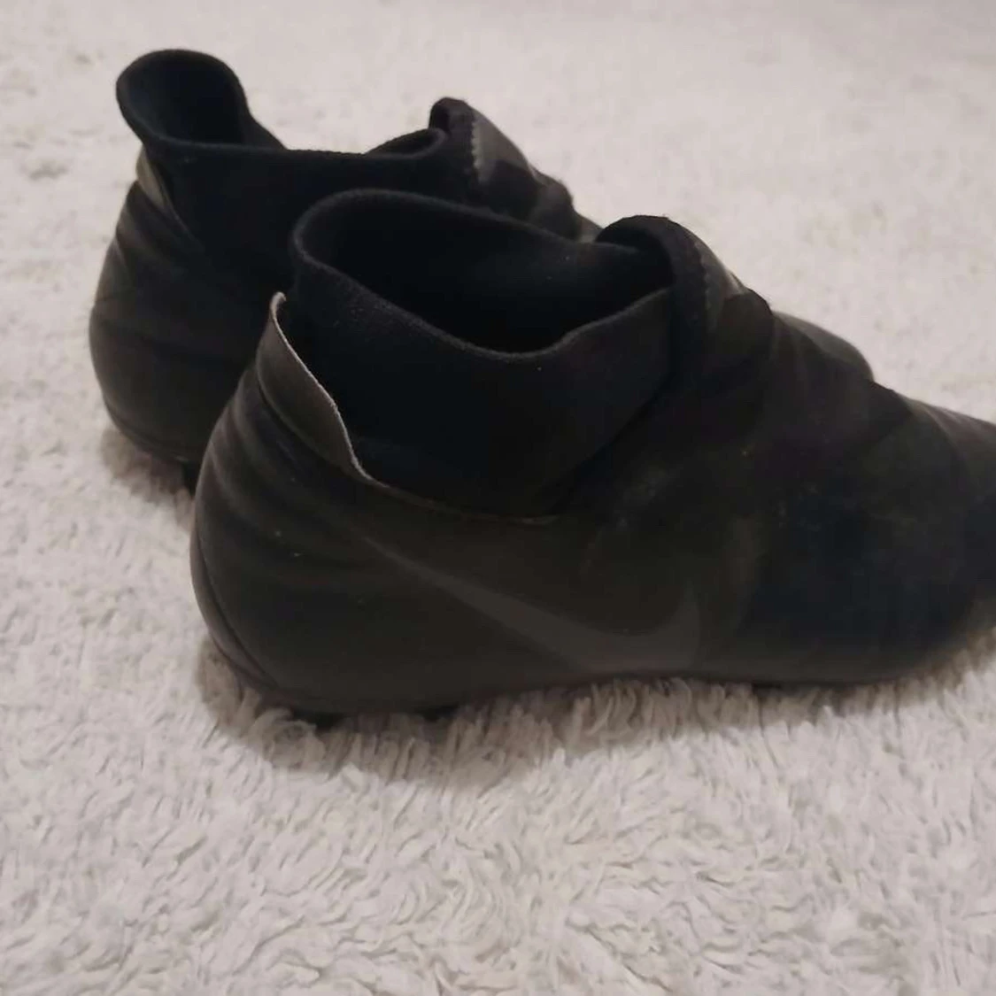 Svarta Nike fotbollsskor med dobbar