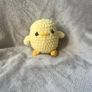 Virkad kyckling  - En söt liten kyckling till salu perfekt som t.ex dekoration. Den är ca 10 cm hög. Kycklingen har Säkerhetsögon som inte rekommenderas för barn under 3 år så ha detta i åtanke vid köp! 
